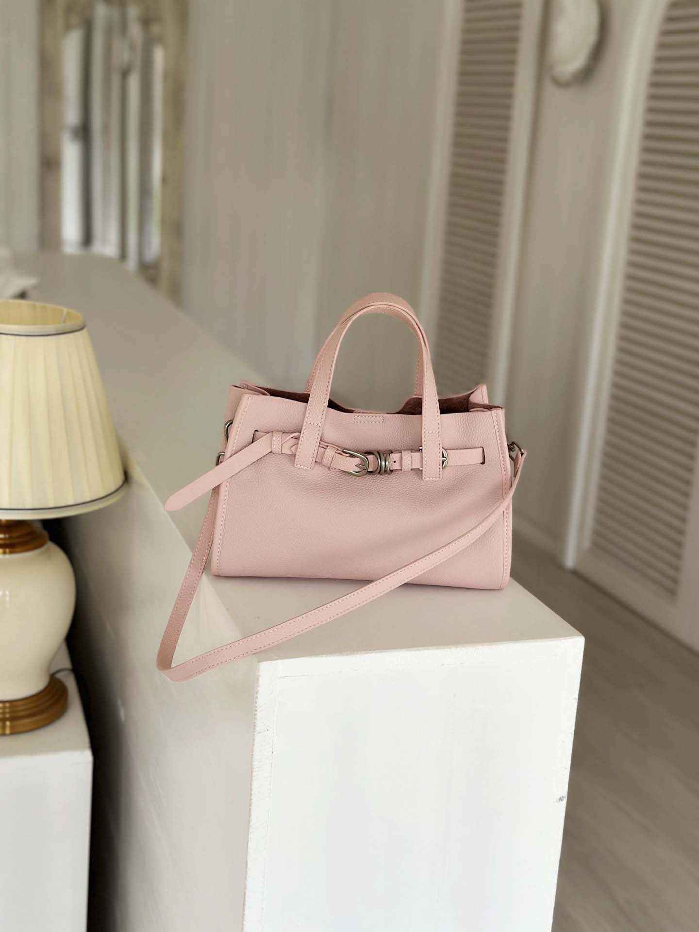 Pebbled Grain Leather Tote Bag with Crossbody Strap detail image 7