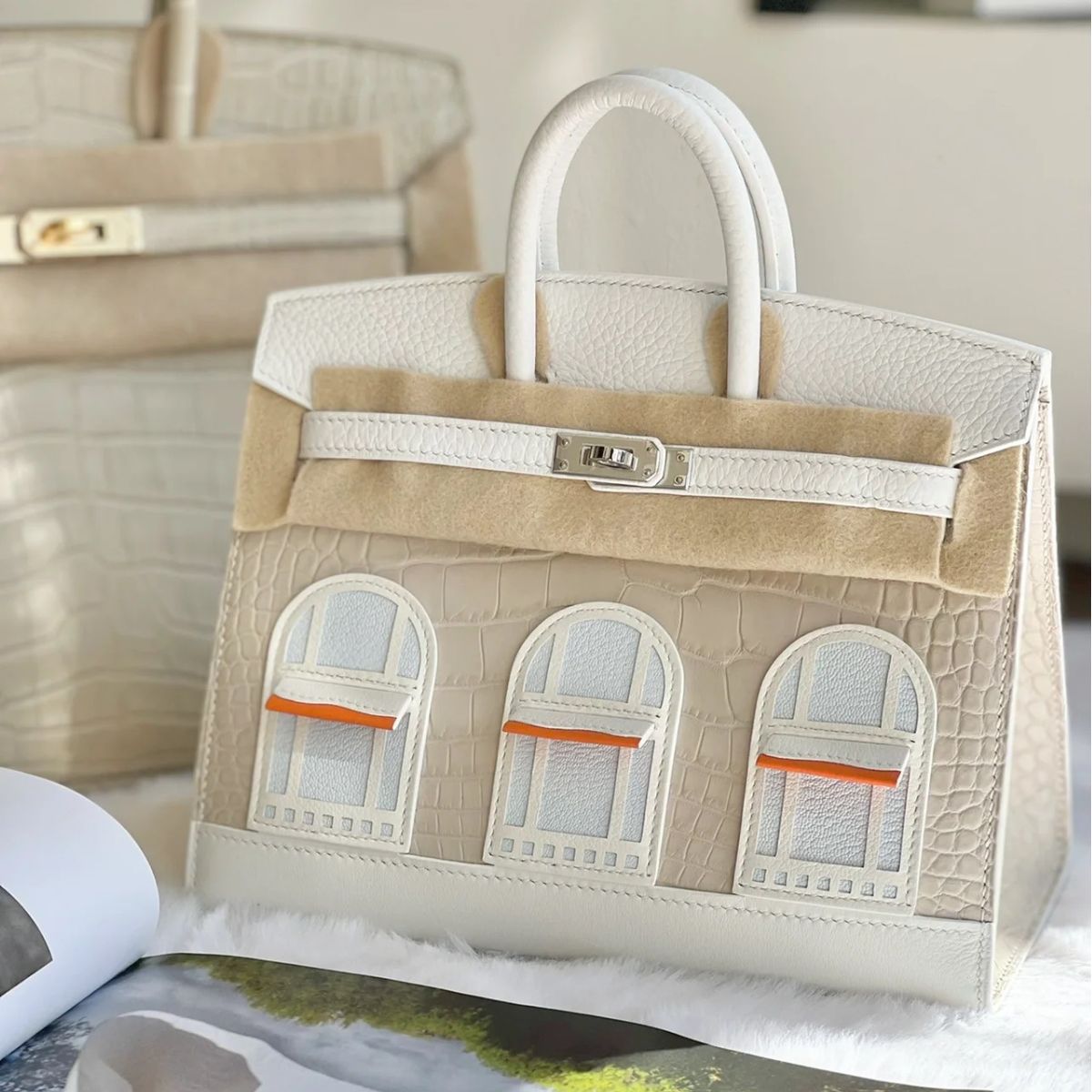 House-Shaped Top Handle Bag in Pebbled Grain Leather – Three Sizes detail image 5