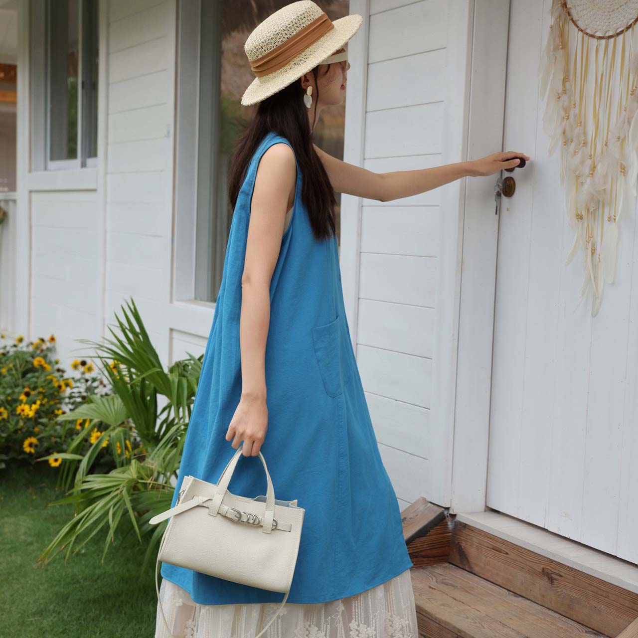 Pebbled Grain Leather Tote Bag with Crossbody Strap detail image 18