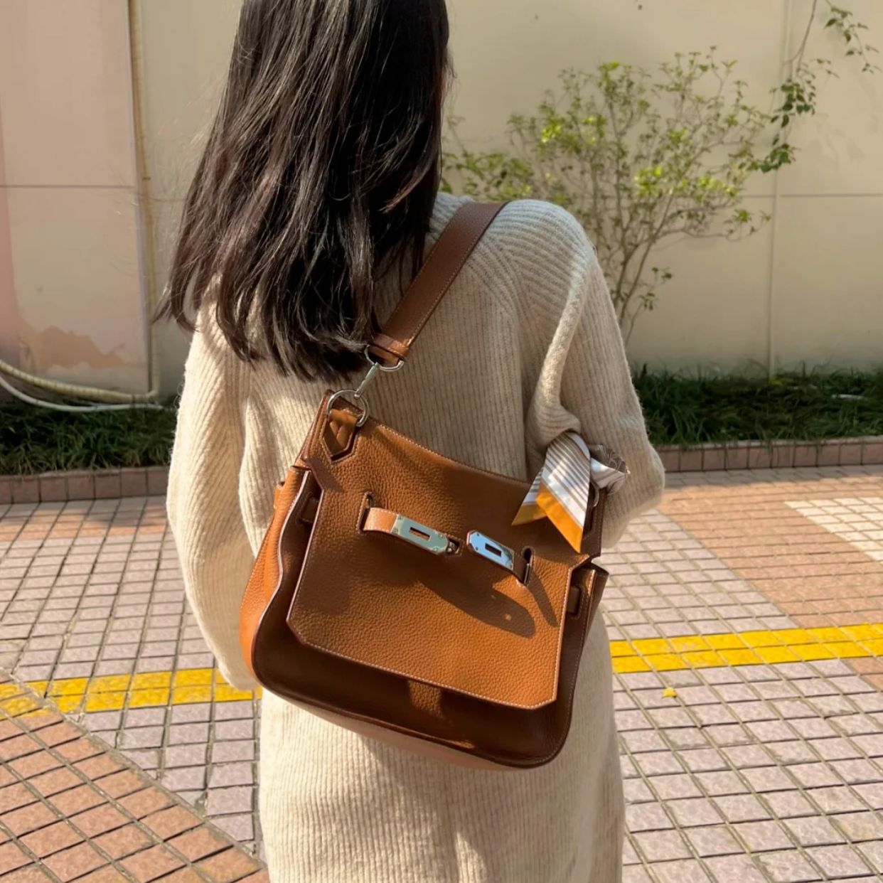 Top Grain Leather Messenger Shoulder Bag with Adjustable Strap detail image 3