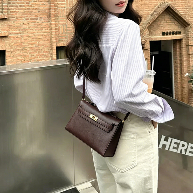 Fine Embossed Grain Leather Pochette Shoulder Bag with Detachable Straps detail image 1