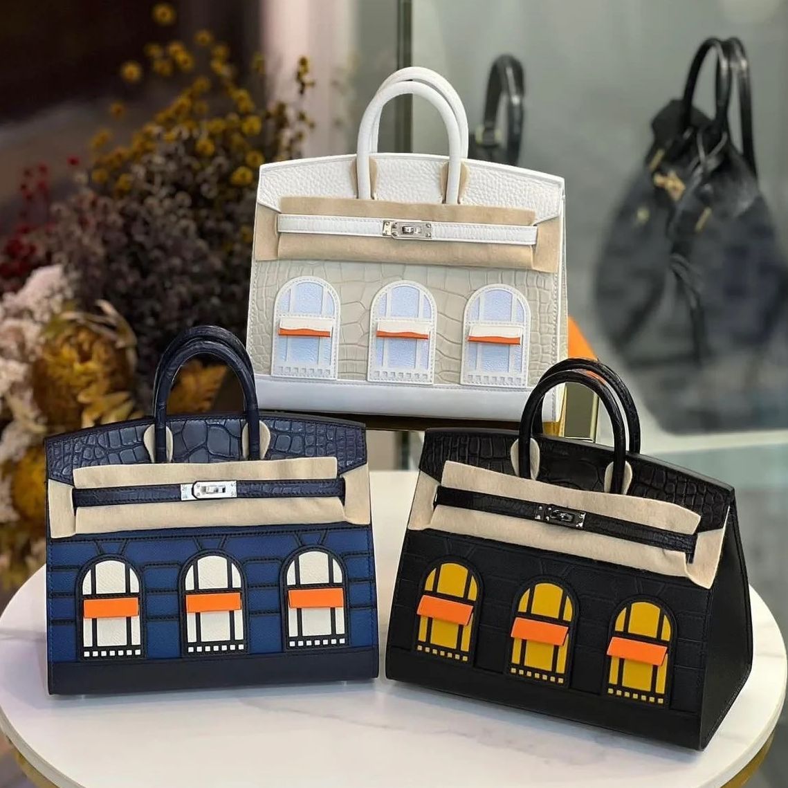 House-Shaped Top Handle Bag in Pebbled Grain Leather – Three Sizes detail image 2