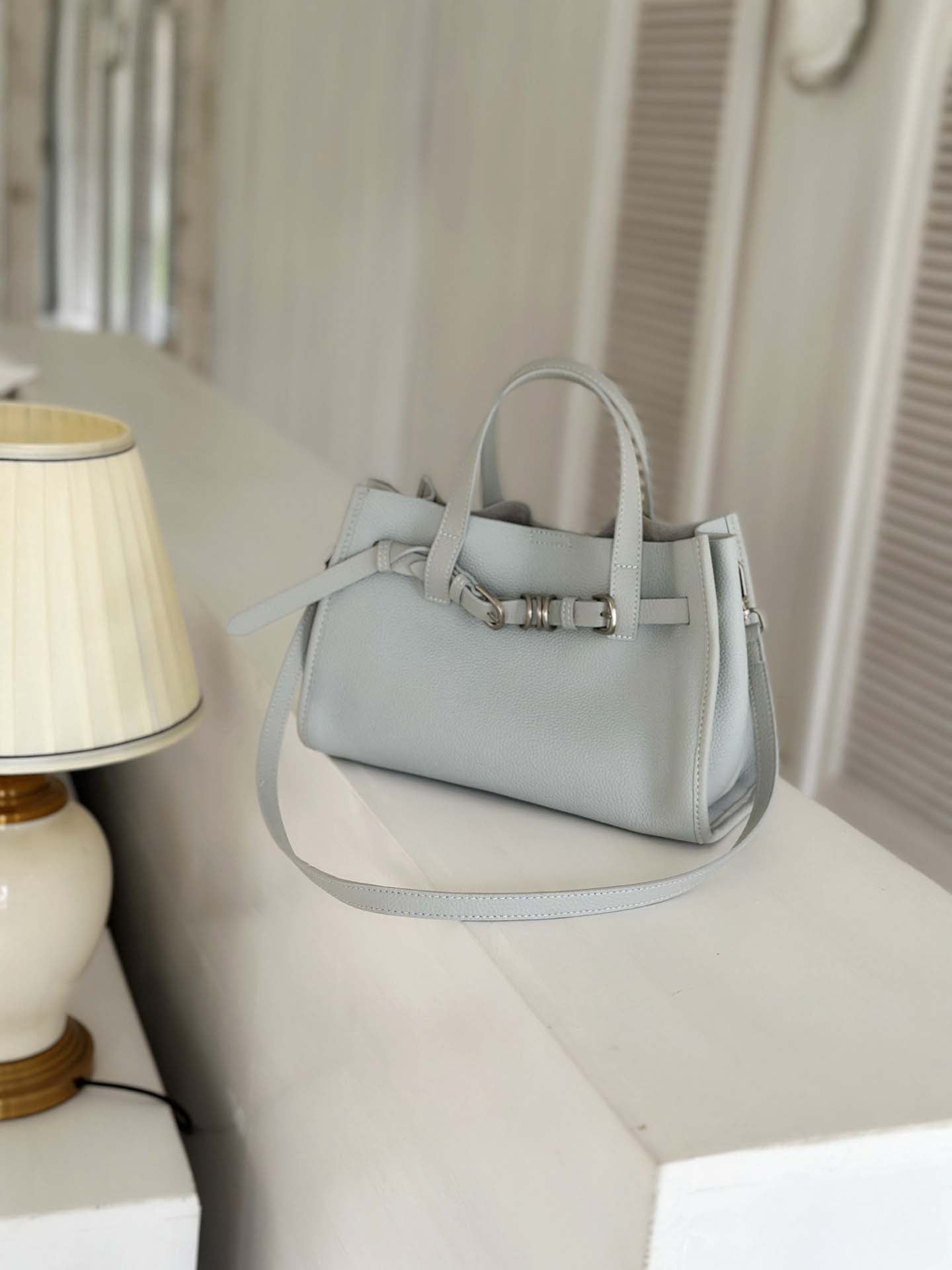 Pebbled Grain Leather Tote Bag with Crossbody Strap detail image 10