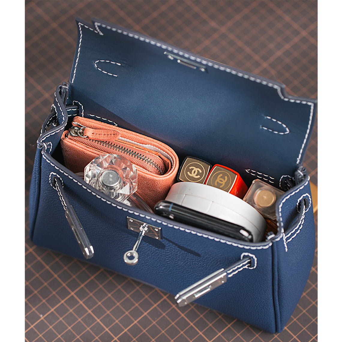 Handsew Leather Bag DIY Kit – Pre-Cut Cowhide Panels, Saddle Stitch, Silver Hardware detail image 7